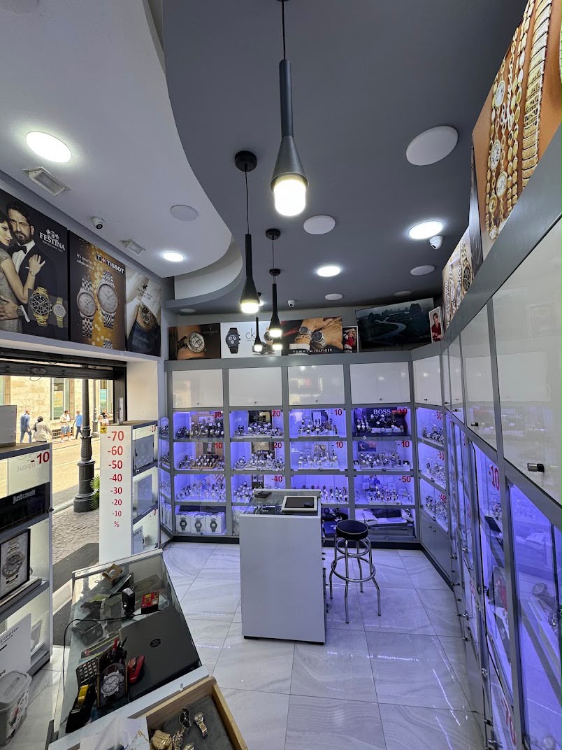 Intérieur de la boutique et ses vitrines de montres