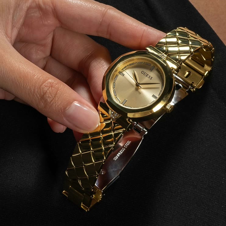 Montre Guess dorée, bracelet matelassé